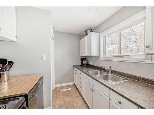 1511 1 Avenue North, Lethbridge, AB - Indoor Photo Showing Kitchen With Double Sink