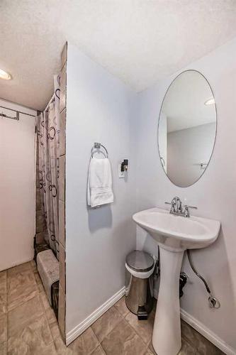 1511 1 Avenue North, Lethbridge, AB - Indoor Photo Showing Bathroom