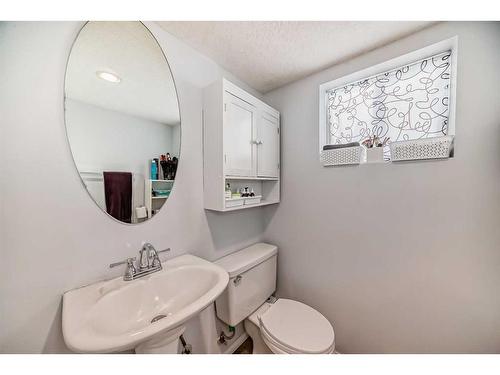 1511 1 Avenue North, Lethbridge, AB - Indoor Photo Showing Bathroom