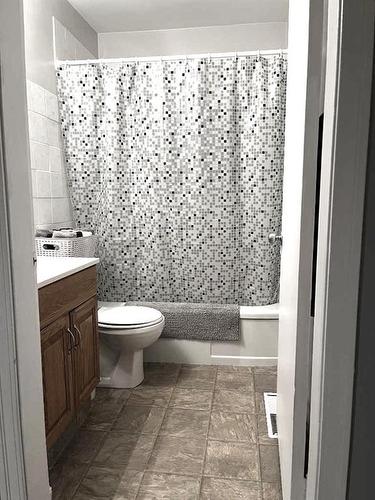 1511 1 Avenue North, Lethbridge, AB - Indoor Photo Showing Bathroom