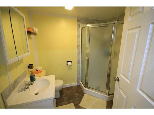 5320 43 Ave., Taber, AB - Indoor Photo Showing Bathroom