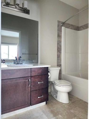 470 Mt Sundance Landing West, Lethbridge, AB - Indoor Photo Showing Bathroom