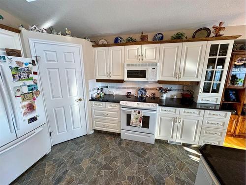 22 Fairmont Bay South, Lethbridge, AB - Indoor Photo Showing Kitchen