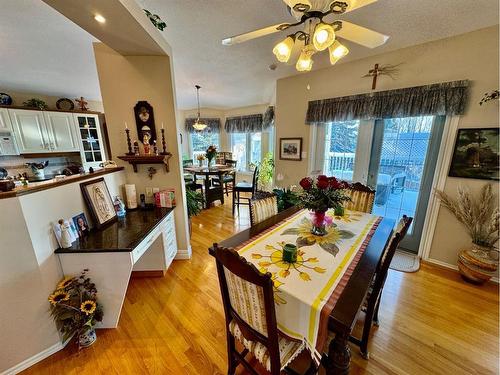 22 Fairmont Bay South, Lethbridge, AB - Indoor Photo Showing Dining Room