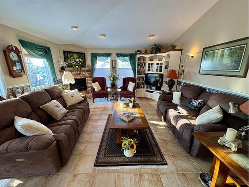 22 Fairmont Bay South, Lethbridge, AB - Indoor Photo Showing Living Room