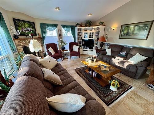 22 Fairmont Bay South, Lethbridge, AB - Indoor Photo Showing Living Room