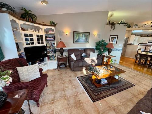 22 Fairmont Bay South, Lethbridge, AB - Indoor Photo Showing Living Room