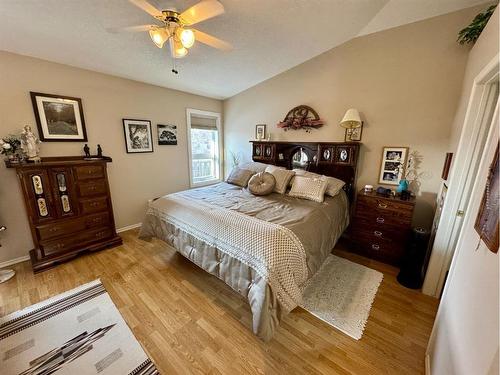 22 Fairmont Bay South, Lethbridge, AB - Indoor Photo Showing Bedroom