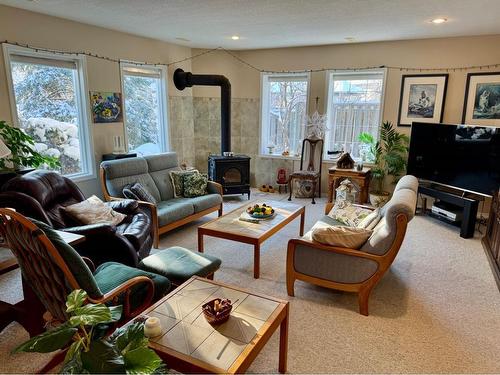 22 Fairmont Bay South, Lethbridge, AB - Indoor Photo Showing Living Room