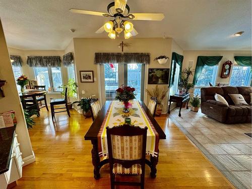 22 Fairmont Bay South, Lethbridge, AB - Indoor Photo Showing Dining Room