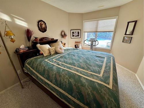 22 Fairmont Bay South, Lethbridge, AB - Indoor Photo Showing Bedroom