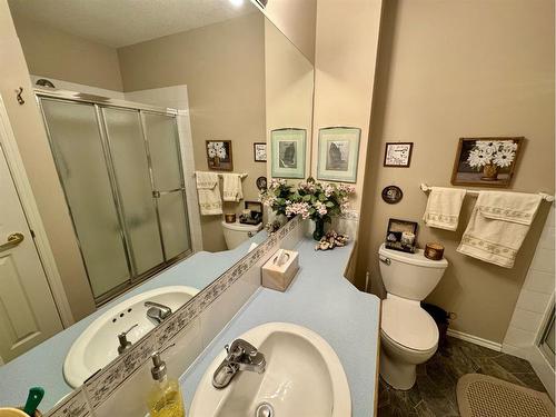 22 Fairmont Bay South, Lethbridge, AB - Indoor Photo Showing Bathroom