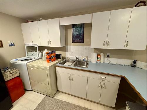 22 Fairmont Bay South, Lethbridge, AB - Indoor Photo Showing Laundry Room