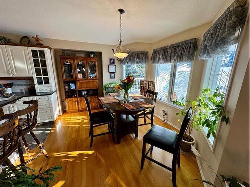 22 Fairmont Bay South, Lethbridge, AB - Indoor Photo Showing Dining Room