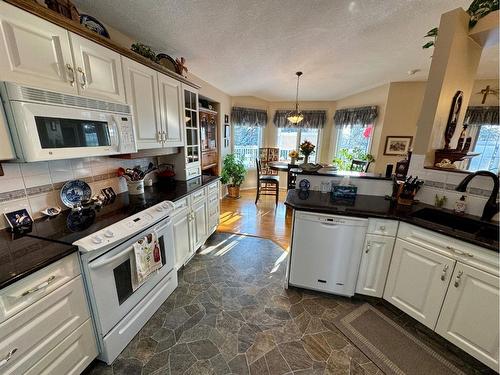 22 Fairmont Bay South, Lethbridge, AB - Indoor Photo Showing Kitchen