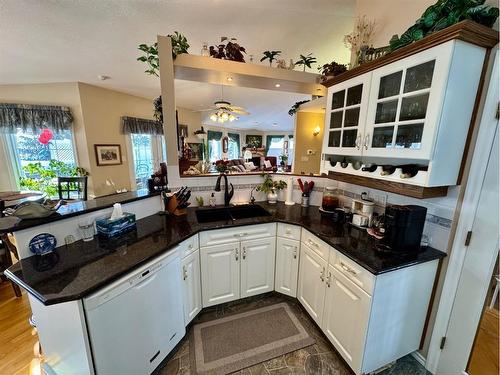 22 Fairmont Bay South, Lethbridge, AB - Indoor Photo Showing Kitchen With Double Sink