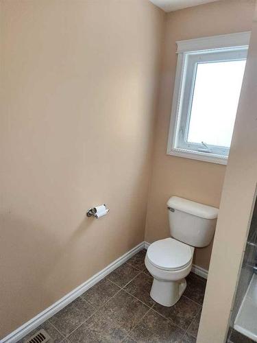 502 Centennial Avenue, Nobleford, AB - Indoor Photo Showing Bathroom