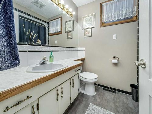 1746 St Andrew Road North, Lethbridge, AB - Indoor Photo Showing Bathroom