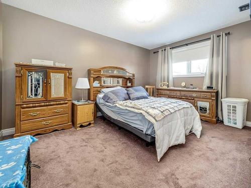 1746 St Andrew Road North, Lethbridge, AB - Indoor Photo Showing Bedroom