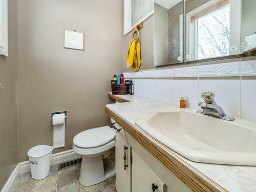 1746 St Andrew Road North, Lethbridge, AB - Indoor Photo Showing Bathroom