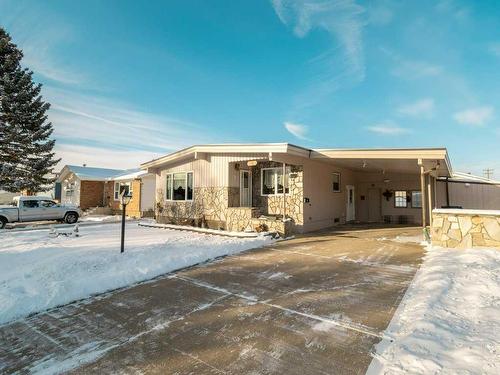 1746 St Andrew Road North, Lethbridge, AB - Outdoor