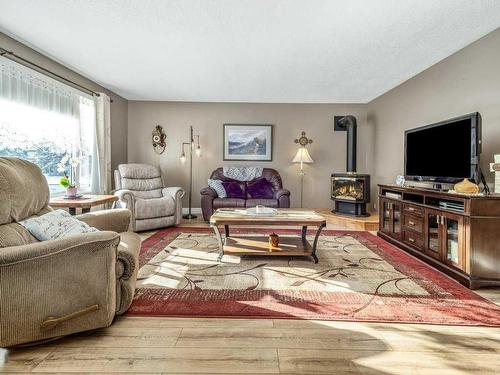 1746 St Andrew Road North, Lethbridge, AB - Indoor Photo Showing Living Room