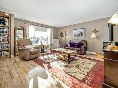 1746 St Andrew Road North, Lethbridge, AB - Indoor Photo Showing Living Room