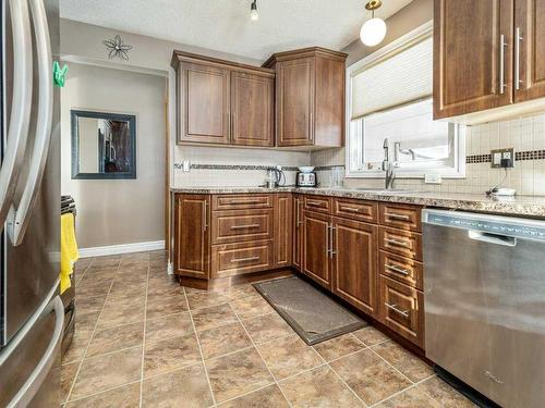 1746 St Andrew Road North, Lethbridge, AB - Indoor Photo Showing Kitchen