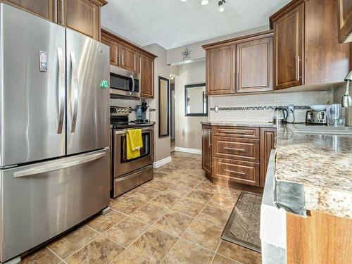 1746 St Andrew Road North, Lethbridge, AB - Indoor Photo Showing Kitchen