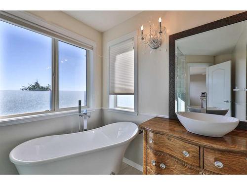 84 Canyon Boulevard West, Lethbridge, AB - Indoor Photo Showing Bathroom