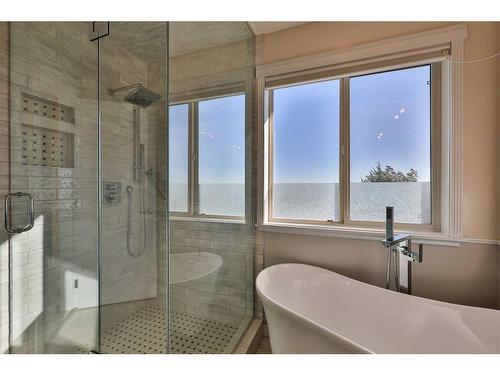 84 Canyon Boulevard West, Lethbridge, AB - Indoor Photo Showing Bathroom