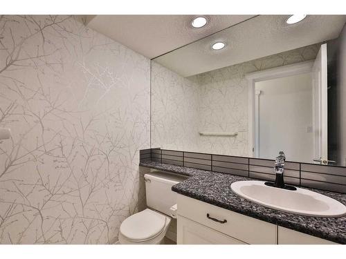 84 Canyon Boulevard West, Lethbridge, AB - Indoor Photo Showing Bathroom