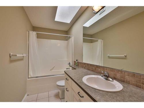 84 Canyon Boulevard West, Lethbridge, AB - Indoor Photo Showing Bathroom