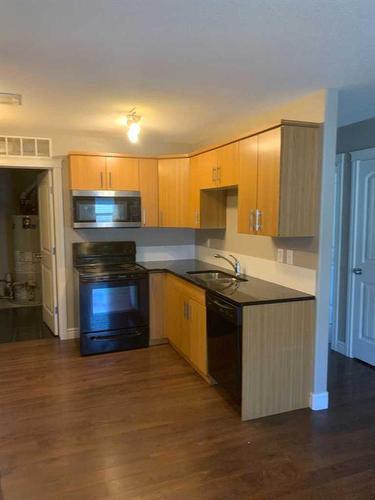 5-899 Mt Sundance Manor West, Lethbridge, AB - Indoor Photo Showing Kitchen