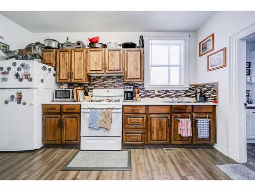 612 6 Street South, Lethbridge, AB - Indoor Photo Showing Kitchen