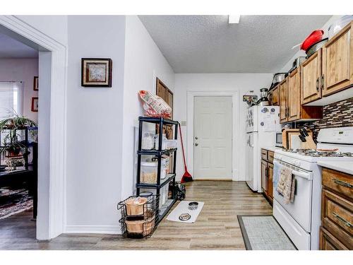 612 6 Street South, Lethbridge, AB - Indoor Photo Showing Kitchen