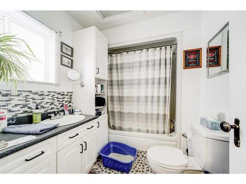 612 6 Street South, Lethbridge, AB - Indoor Photo Showing Bathroom