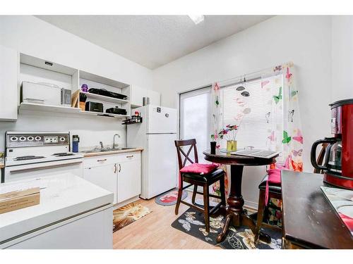 612 6 Street South, Lethbridge, AB - Indoor Photo Showing Kitchen