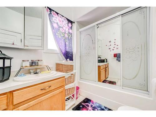 612 6 Street South, Lethbridge, AB - Indoor Photo Showing Bathroom