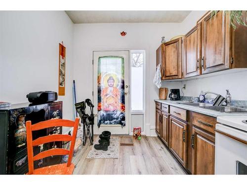 612 6 Street South, Lethbridge, AB - Indoor Photo Showing Kitchen