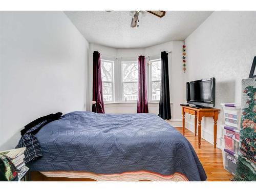 612 6 Street South, Lethbridge, AB - Indoor Photo Showing Bedroom