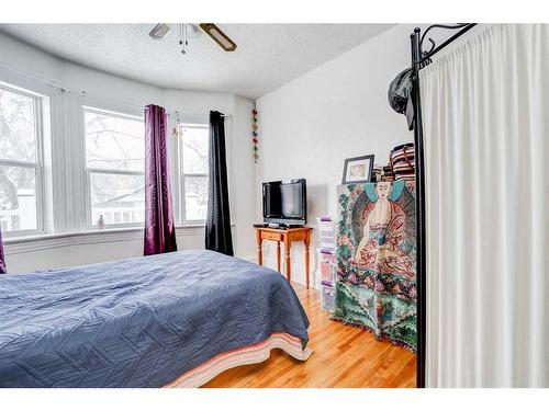 612 6 Street South, Lethbridge, AB - Indoor Photo Showing Bedroom