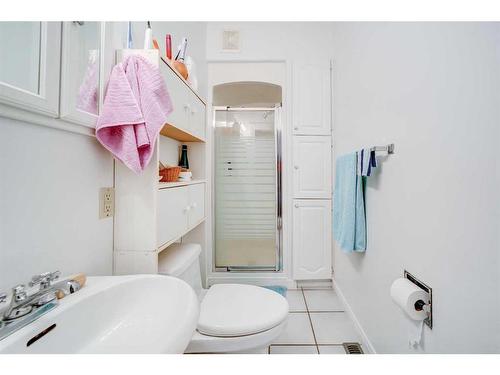 612 6 Street South, Lethbridge, AB - Indoor Photo Showing Bathroom