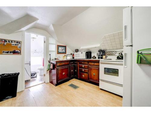 612 6 Street South, Lethbridge, AB - Indoor Photo Showing Kitchen