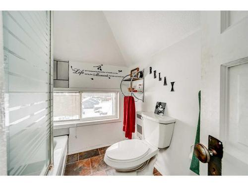 612 6 Street South, Lethbridge, AB - Indoor Photo Showing Bathroom