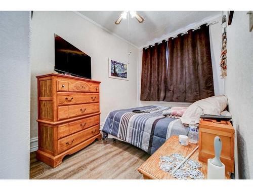 612 6 Street South, Lethbridge, AB - Indoor Photo Showing Bedroom