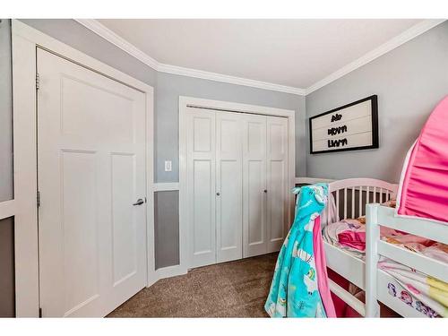 422 Twinriver Road West, Lethbridge, AB - Indoor Photo Showing Bedroom