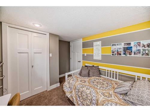 422 Twinriver Road West, Lethbridge, AB - Indoor Photo Showing Bedroom