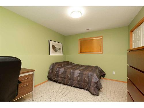 30 Chilcotin Way West, Lethbridge, AB - Indoor Photo Showing Bedroom