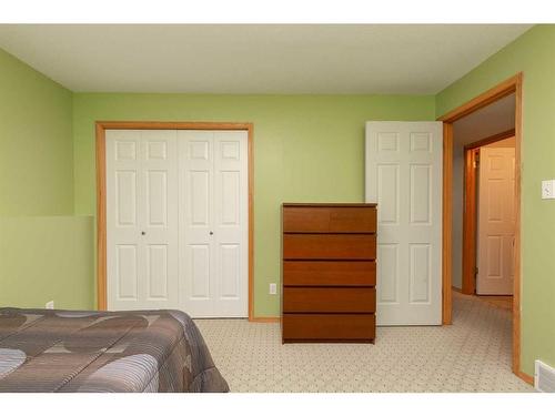 30 Chilcotin Way West, Lethbridge, AB - Indoor Photo Showing Bedroom